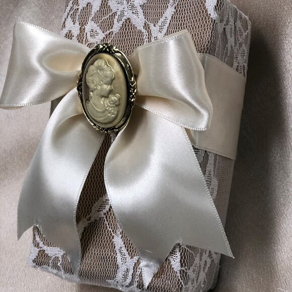 CAMEO brooch, vintage look, brown and beige pin - Picture 3 of 3